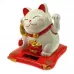Кішка Манекі-неко велика махає лапкою на сонячній батареї 17х16х14 см білий, червоний (DN30730) Кішка Манекі-неко велика махає лапкою на сонячній батареї 17х16х14 см білий, червоний (DN30730)